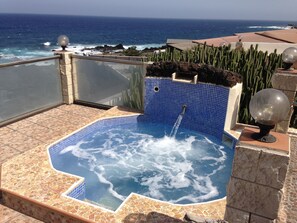 Outdoor spa tub - In front of the sea with pool and Jacuzzi with sea water, both (Villa de Mazo - Isla de La Palma - Canarias)