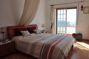 3 habitaciones, tabla de planchar con plancha y cuna de viaje 