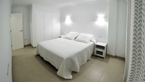 1 dormitori, caixa forta a l'habitació i planxa i posts de planxar