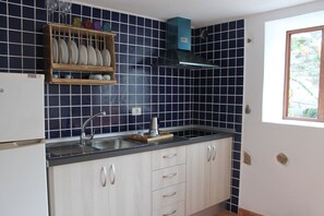 Fridge, stovetop, coffee/tea maker, electric kettle
