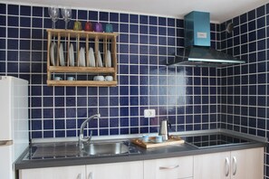 ثلاجة، موقد طهي مسطح، ماكينة لصنع القهوة/الشاي، غلّاية كهربائية