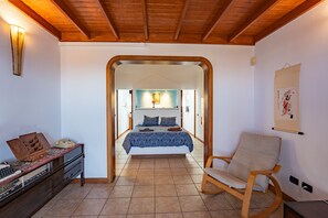 5 bedrooms, in-room safe, iron/ironing board, travel cot - V PRINCESA, home with heated swimming pool, BBQ and free WIFI (Tías)