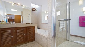 Ensemble douche/baignoire, sèche-cheveux, serviettes fournies, savon