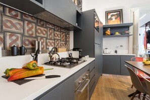 冷蔵庫、電子レンジ、オーブン、コンロ