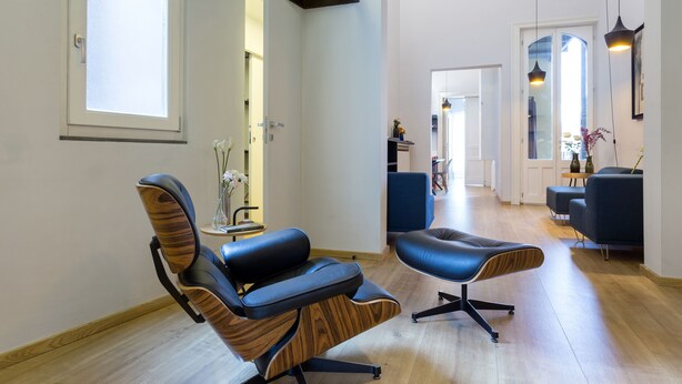 A modern interior with a wooden floor, a blue leather chair, and a blue ottoman. - Uflat • comfy apt, in the historic center of Catania. (Catania)