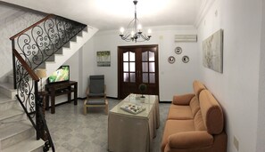 TV - House located in the center of the village about 10 minutes from the river trail (El Bosque Cádiz)