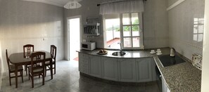 Fridge, microwave, oven, stovetop - House located in the center of the village about 10 minutes from the river trail (El Bosque Cádiz)