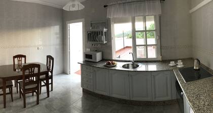 Maison située dans le centre du village à environ 10 minutes de la piste de la riviÚre