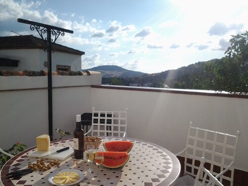 Talo sijaitsee keskellä kylää noin 10 minuutin päässä joen polkua 