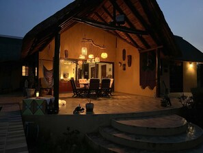 Outdoor dining - Bushvilla Umoja Kruger - wildlife without fences (Phalaborwa)