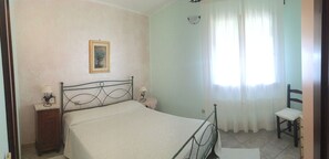 2 bedrooms, iron/ironing board, internet, bed sheets