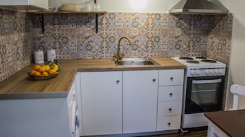 Geladeira, fogão, cafeteira/chaleira, torradeira