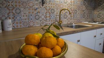 Geladeira, fogão, cafeteira/chaleira, torradeira