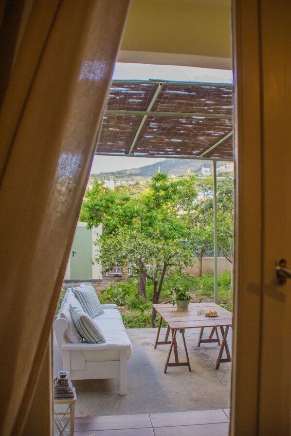 Interior - Dimitra's Vintage Yard, 100 meters from the Agia Pelagia sandy beach! (Αγ. Πελαγία)