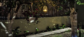 Dimitra's Vintage Yard, 100 meters from the Agia Pelagia sandy beach!