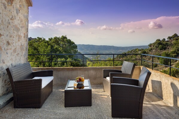 Property grounds - LITHARI stone house in the village Kampoi (00000009764) (CHANIA)