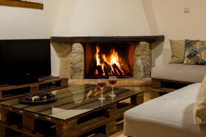 Een televisie en een open haard