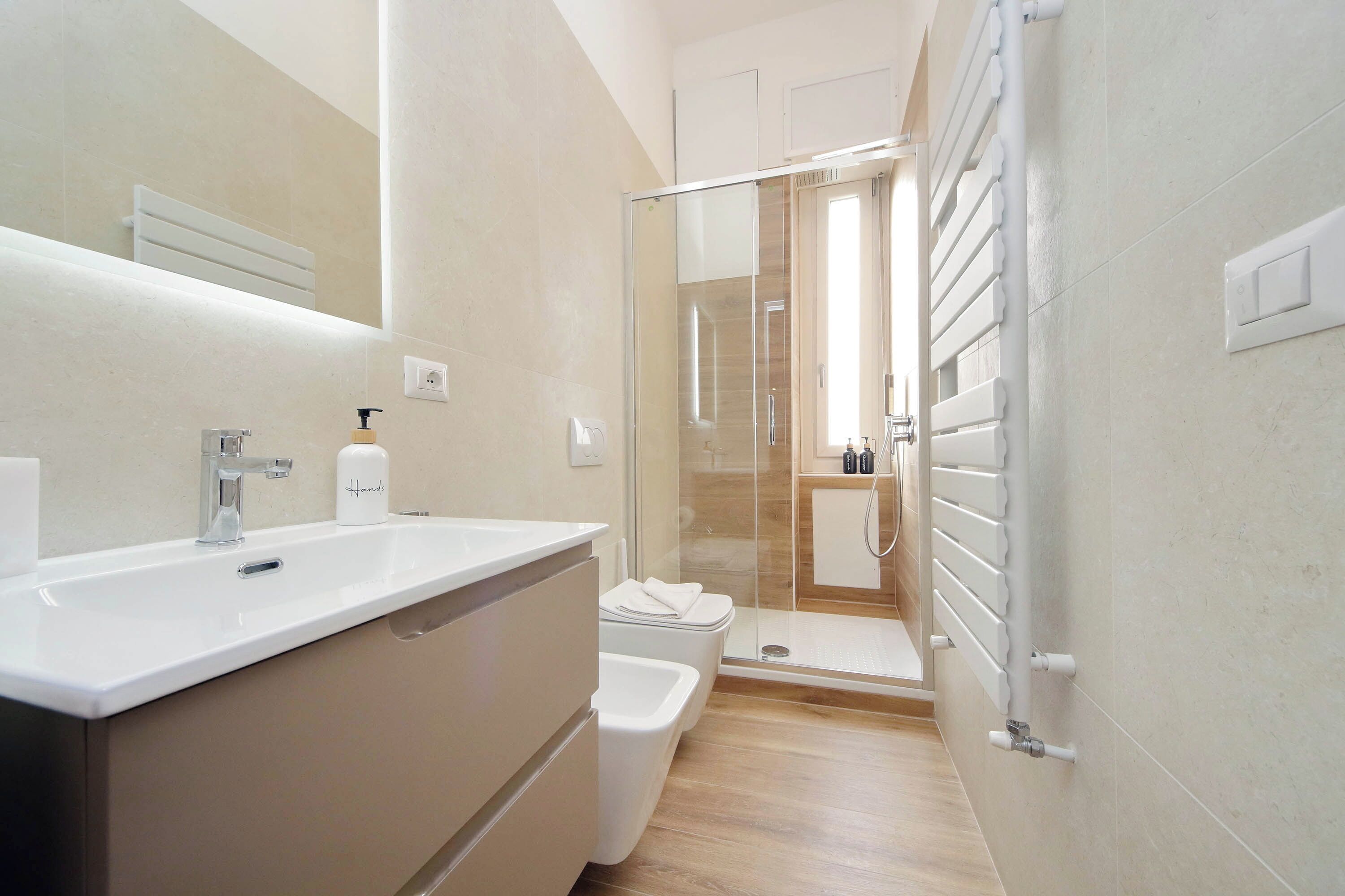 Duschwanne, Haartrockner, Bidet, Handtücher