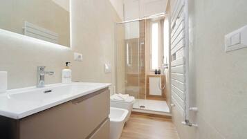 Duschwanne, Haartrockner, Bidet, Handtücher