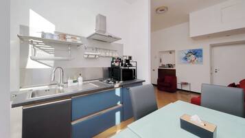 Kühlschrank, Mikrowelle, Ofen, Wasserkocher mit Kaffee-/Teezubehör