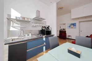 Kühlschrank, Mikrowelle, Ofen, Wasserkocher mit Kaffee-/Teezubehör