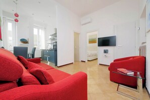 Una televisión, una chimenea, un reproductor de DVD, libros
