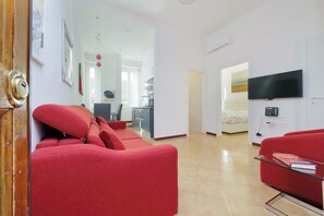 TV, caminetto, lettore DVD, libri