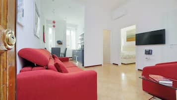 Fernseher, Kamin, DVD-Player, Bücher