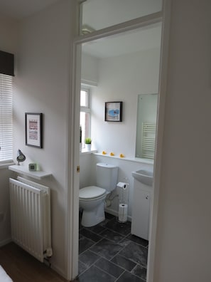 Shower, hair dryer, towels, soap - Fantastic City Centre  Location/Parking  (Belfast)