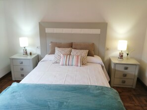 3 quartos, ferros/tábuas de passar roupa, acesso à internet