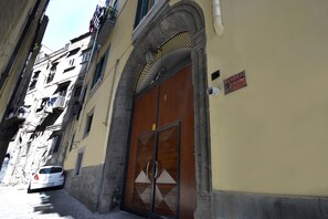 Exterior detail - Italia Apartment - Comfortable holiday in the historic center of Naples (Napoli)
