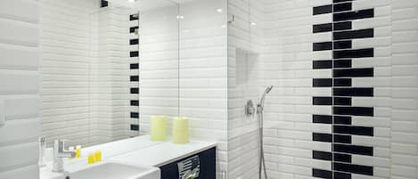 Dusche, Haartrockner, Handtücher