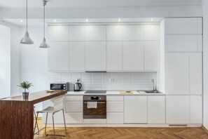 Fridge, microwave, dishwasher, coffee/tea maker - Stylish and modern Old Town flat in Warsaw for 6. (Warszawa)