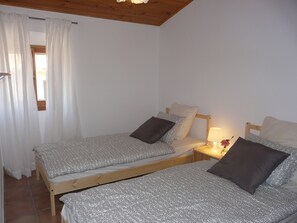 2 bedrooms, in-room safe, iron/ironing board, free WiFi - Nice house in the village center.  (campos)