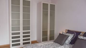 2 bedrooms, in-room safe, iron/ironing board, free WiFi