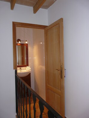 Combined shower/bathtub, hair dryer, bidet, towels - Nice house in the village center.  (campos)