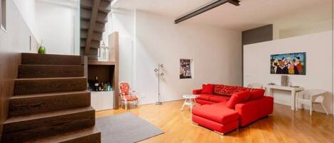 Smart-TV, bøker og stereoanlegg