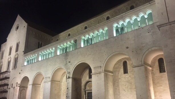 A historic building with a series of arches and a central staircase leading to an entrance. - Bijoux Luxury Apartment in Old Town (Bari)