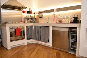 Réfrigérateur, four, plaque de cuisson, lave-vaisselle