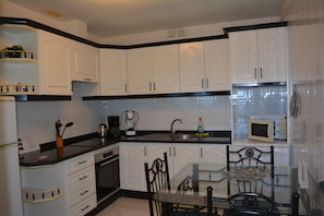 Refrigerador, microondas, horno, placa de cocina