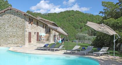 Farmhouse with swimming pool, perfect for families and groups. Gubbio, Umbria.