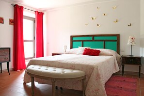 5 bedrooms, iron/ironing board, free WiFi, bed sheets - Farmhouse with swimming pool, perfect for families and groups. Gubbio, Umbria.  (Gubbio)