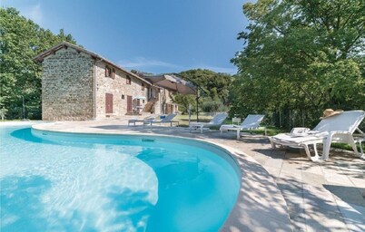 Farmhouse with swimming pool, perfect for families and groups. Gubbio, Umbria. 