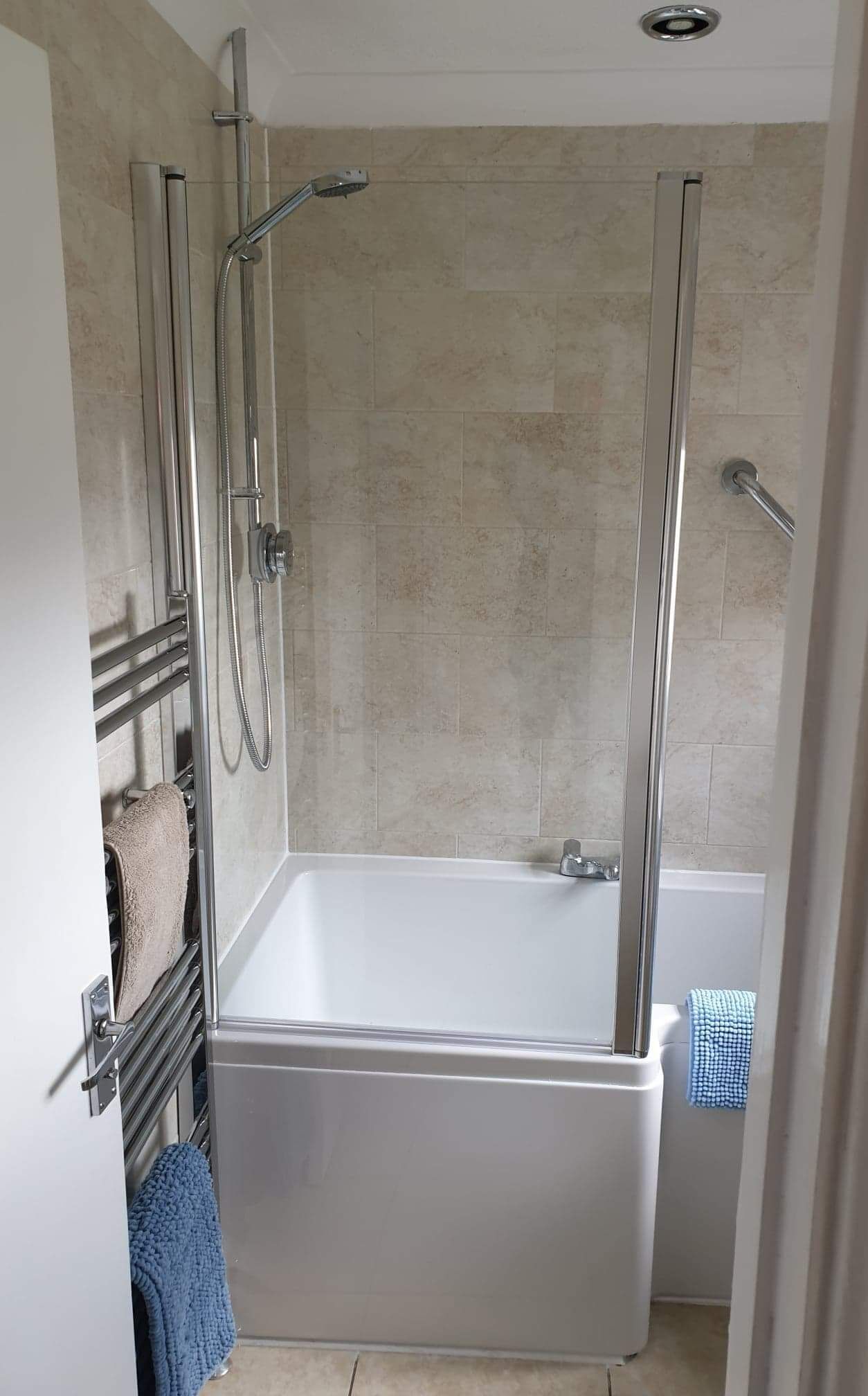 Ensemble douche/baignoire, sèche-cheveux, serviettes fournies, savon