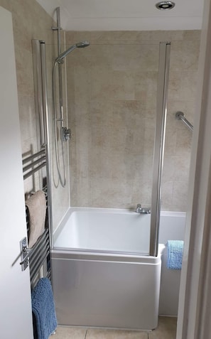 Combined shower/tub, hair dryer, towels, soap - Hunstanto's holiday escape (Hunstanton)