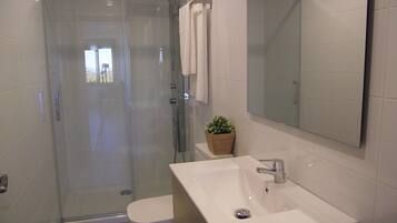 Een haardroger, handdoeken