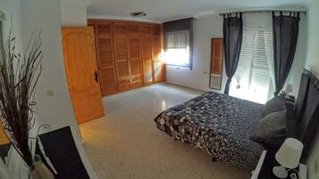 3 slaapkamers, een strijkplank/strijkijzer, wifi, beddengoed