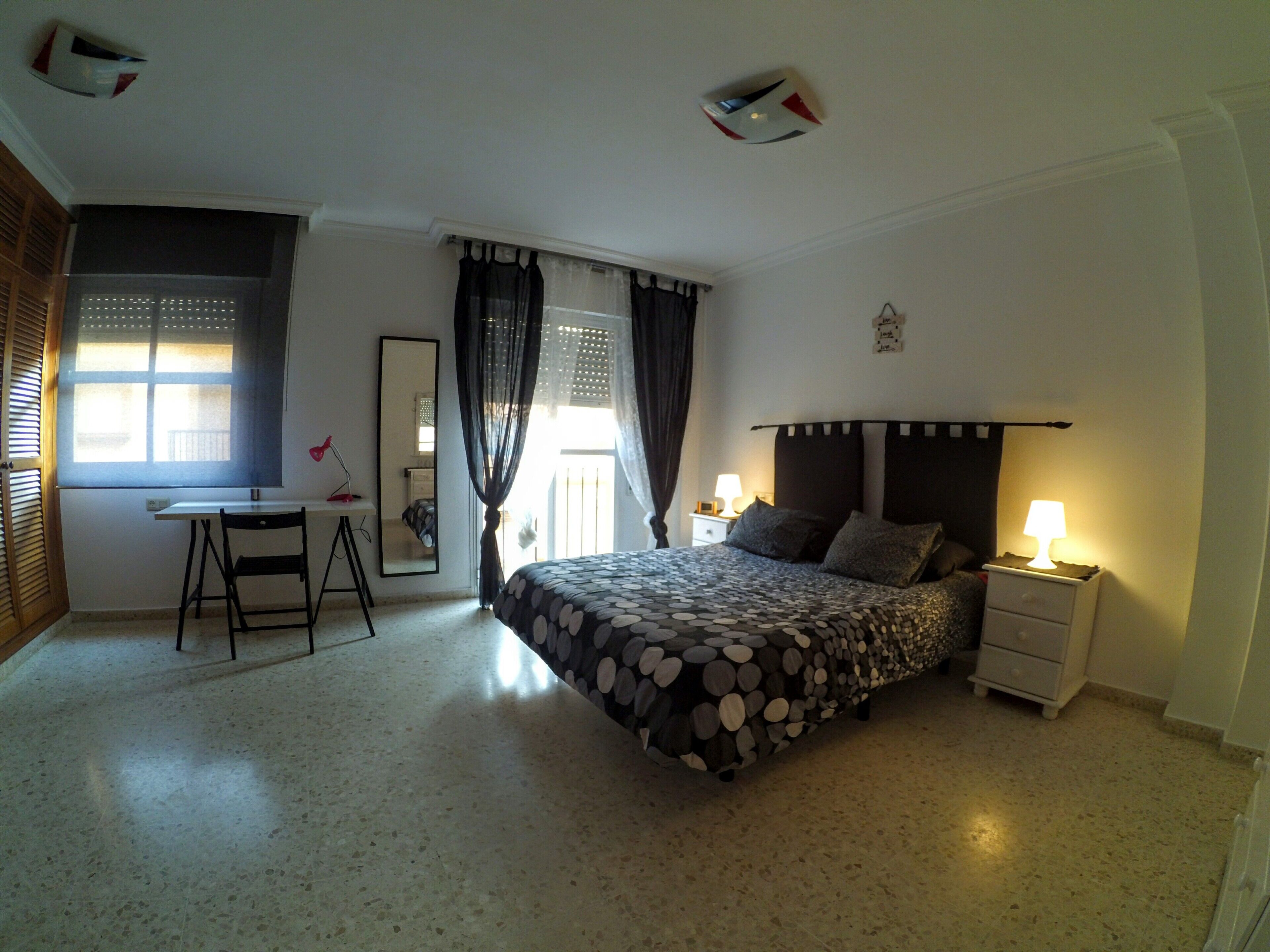 3 slaapkamers, een strijkplank/strijkijzer, wifi, beddengoed