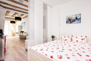 1 chambre, coffre-fort, bureau, fer et planche Ă repasser