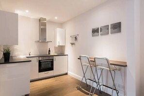 Refrigerador, utensilios de cocina y condimentos